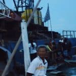 Kapal keruk perusahaan yang disandera para nelayan di Selat Madura. Foto: Munir